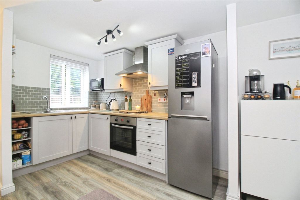 Property photo 3 of 11 Kitchen
