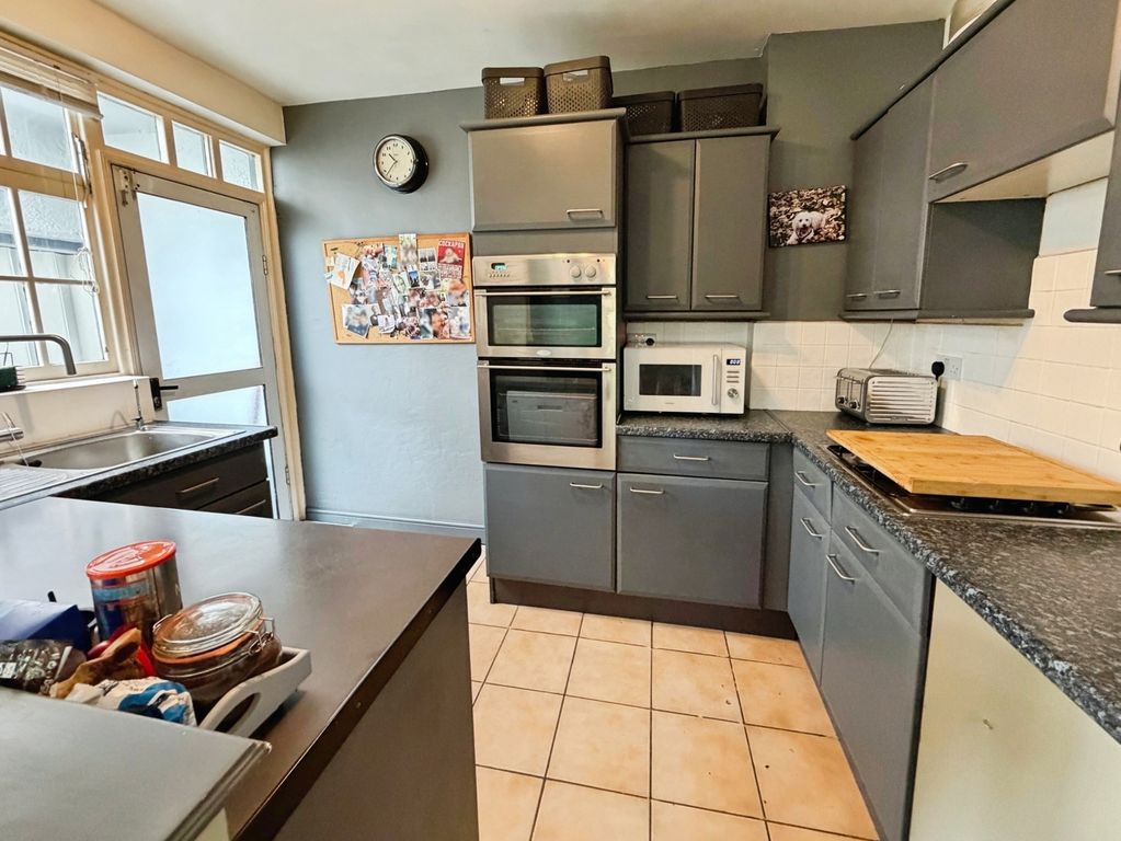 Property photo 3 of 11 Kitchen
