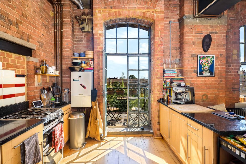 Property photo 2 of 18 Kitchen