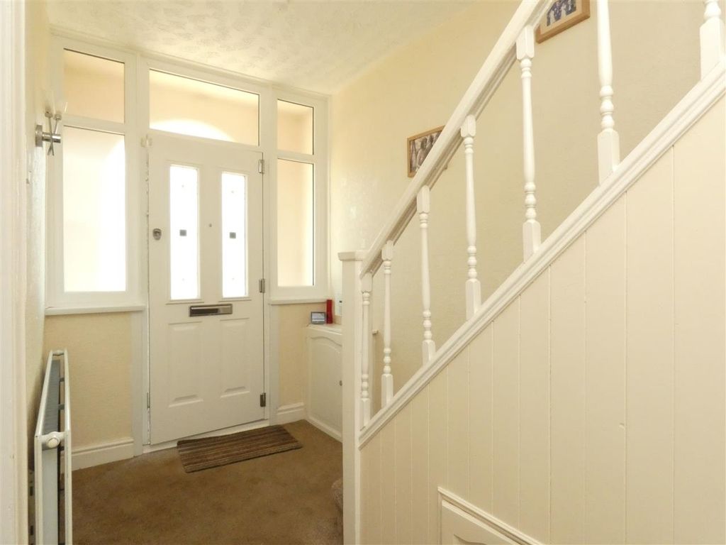 Property photo 3 of 18 Entrance Hall