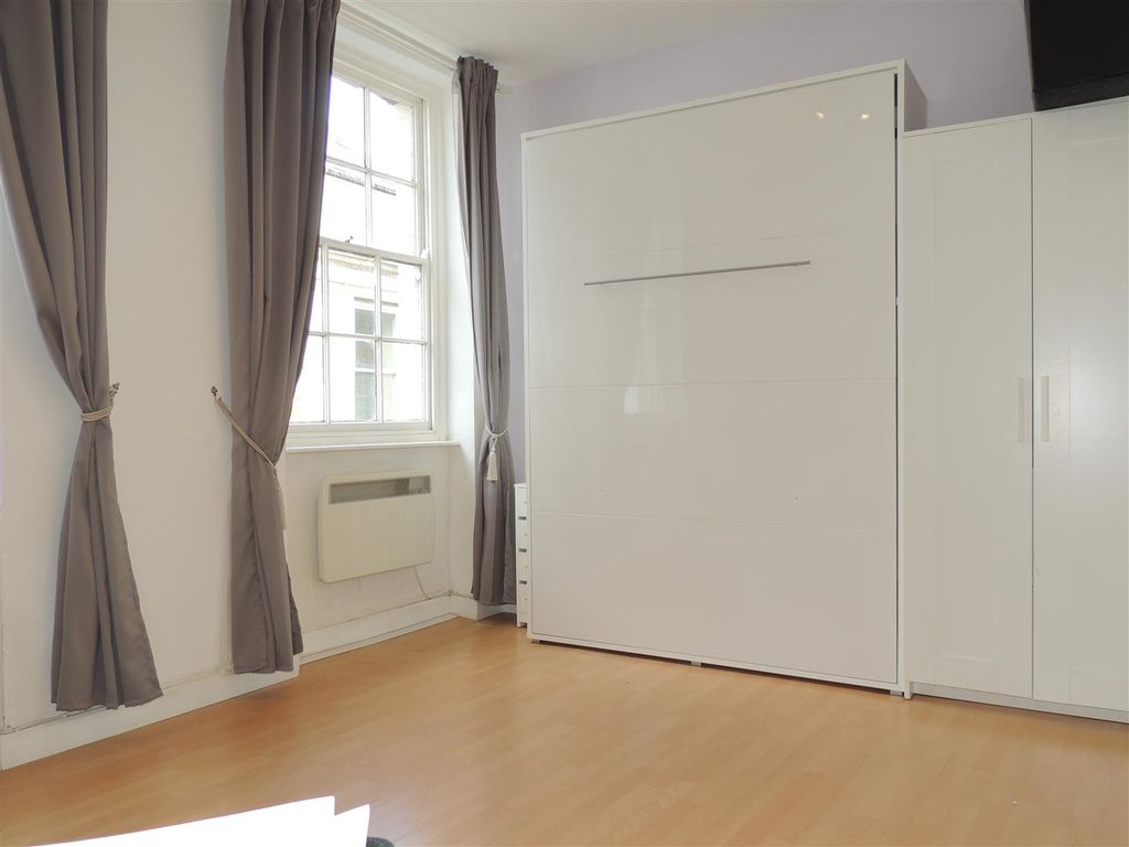 Property photo 3 of 10 Lounge / Bedroom