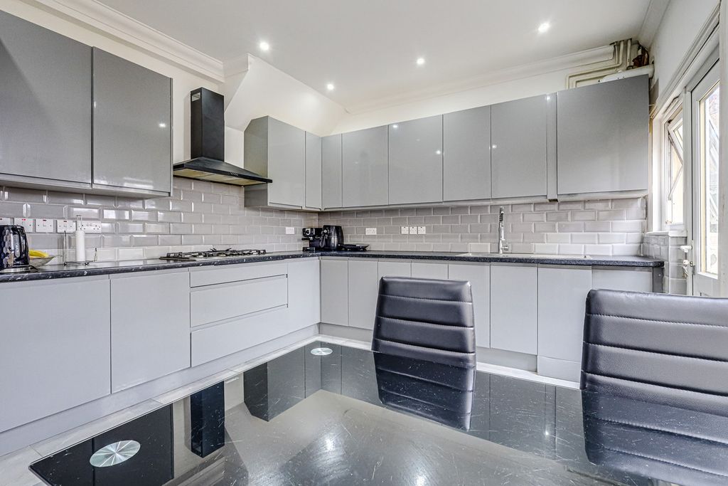 Property photo 2 of 32