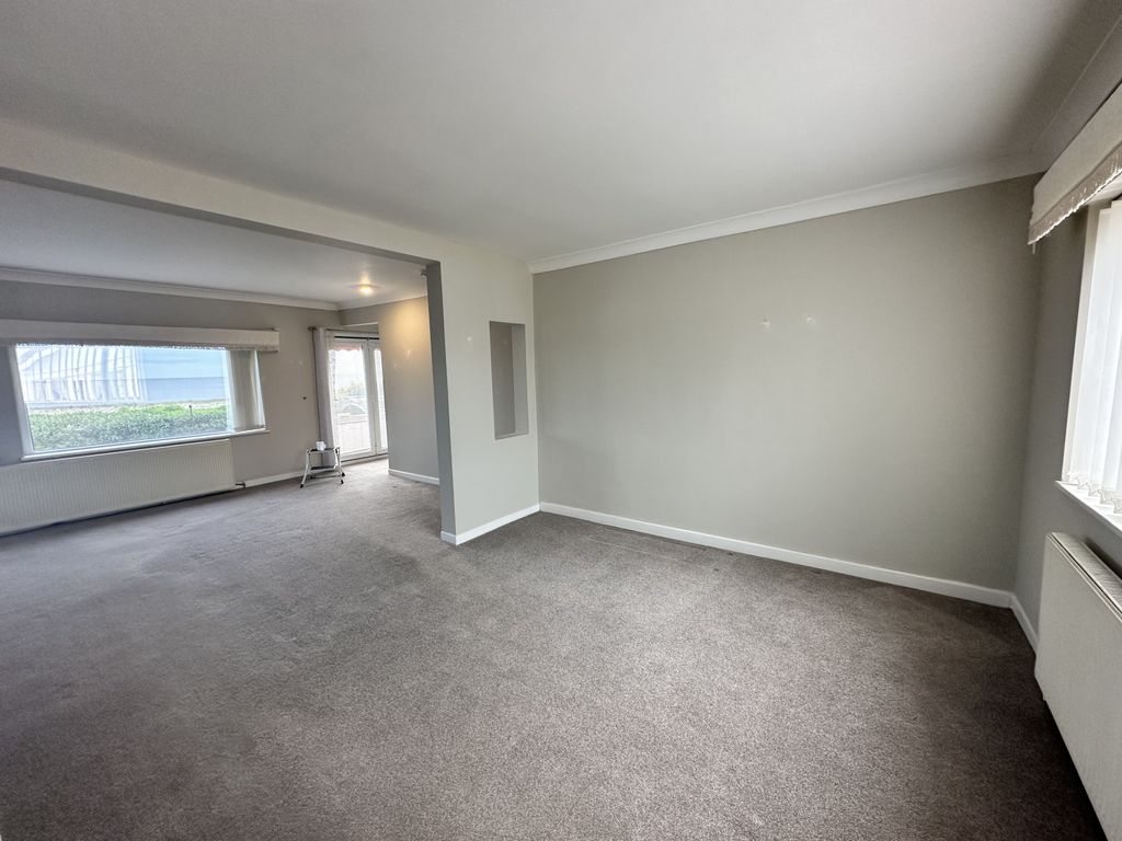 Property photo 3 of 31 Living Room