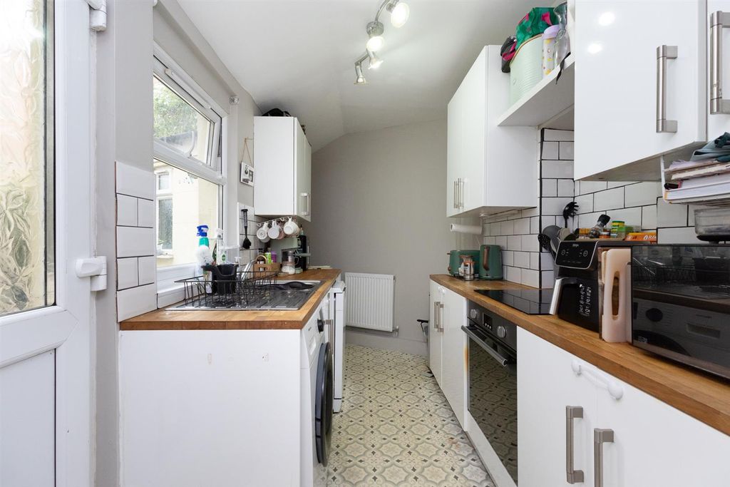 Property photo 3 of 17 Kitchen