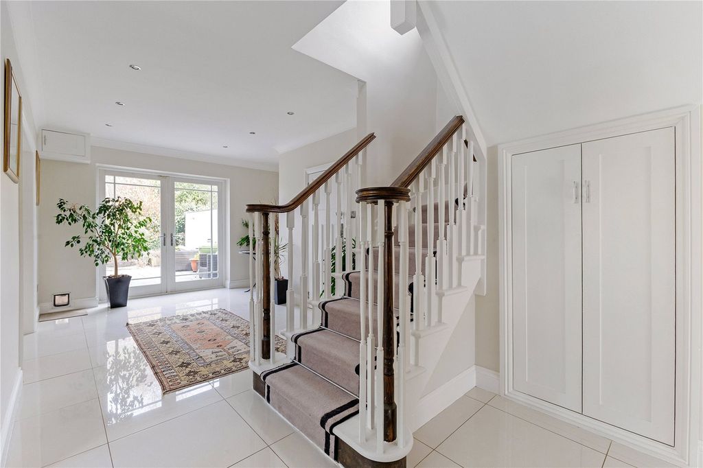 Property photo 2 of 15 Entrance Hall