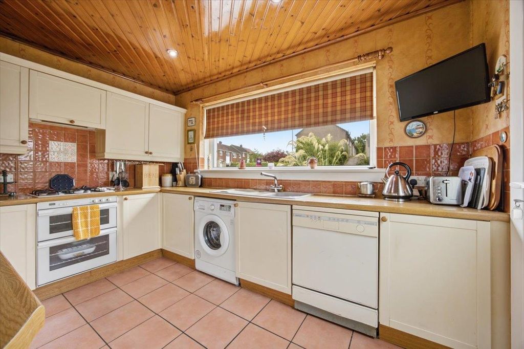 Property photo 3 of 27 15-72_Oak_Drive_Lenzie_015.Jpg