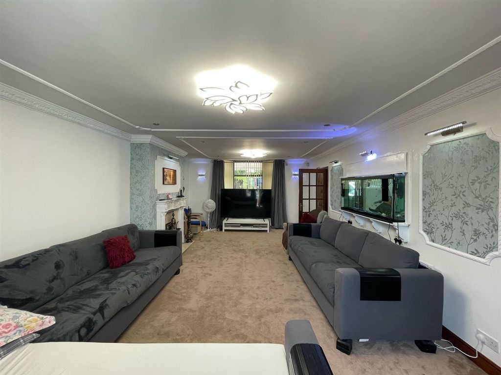 Property photo 3 of 24 Lounge