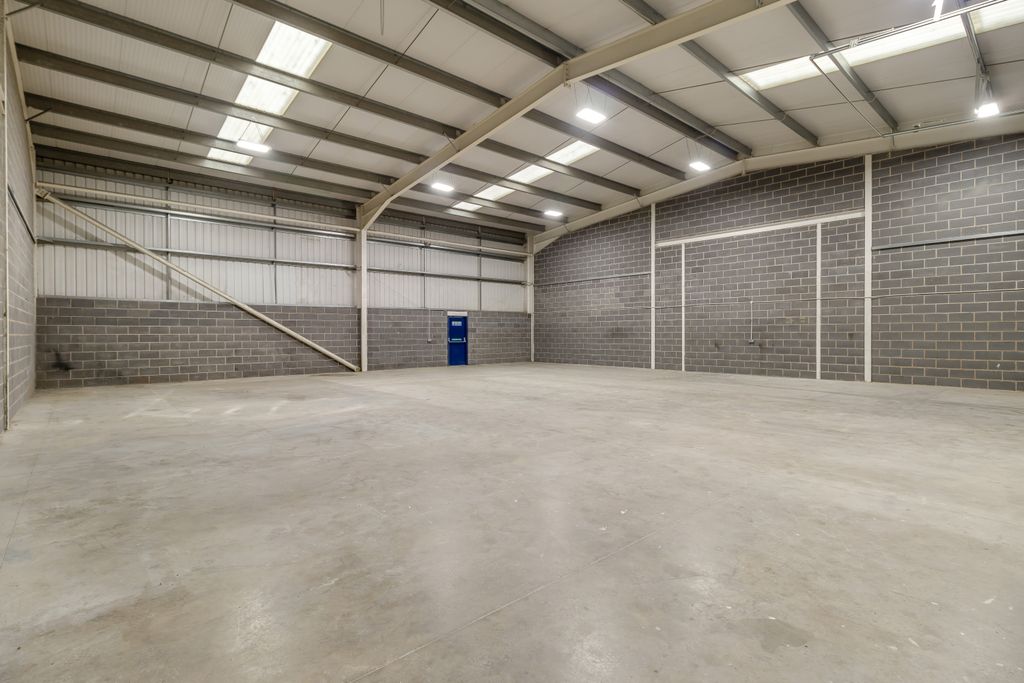 Property photo 3 of 13 8670734-Interior01-800