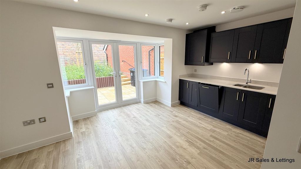 Property photo 3 of 19 Kitchen