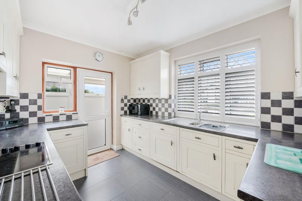 Property photo 2 of 15 Waterer Gardens (6).Jpg