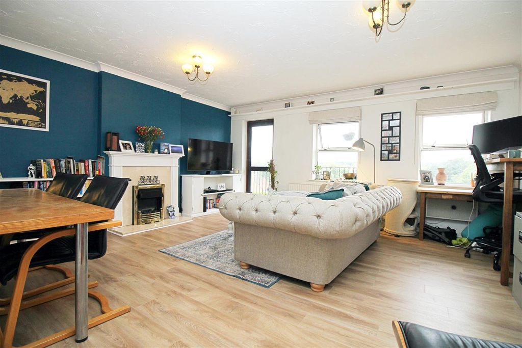 Property photo 2 of 12 4