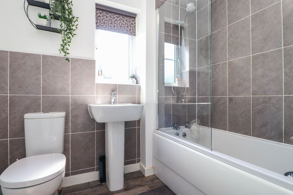 Property photo 3 of 19 Bathroom