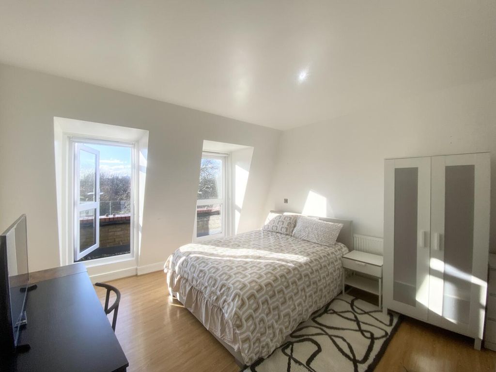 Property photo 2 of 9 Bedroom