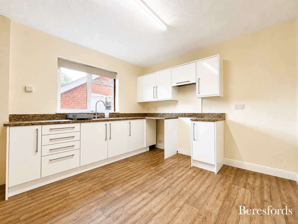Property photo 3 of 8 Kitchen