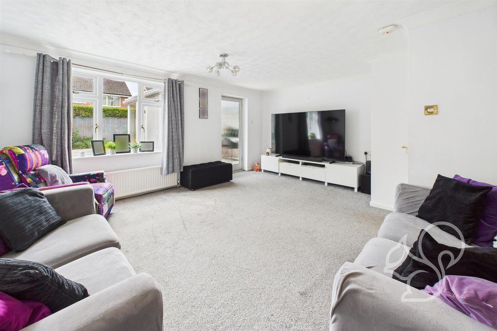 Property photo 2 of 18 Lounge