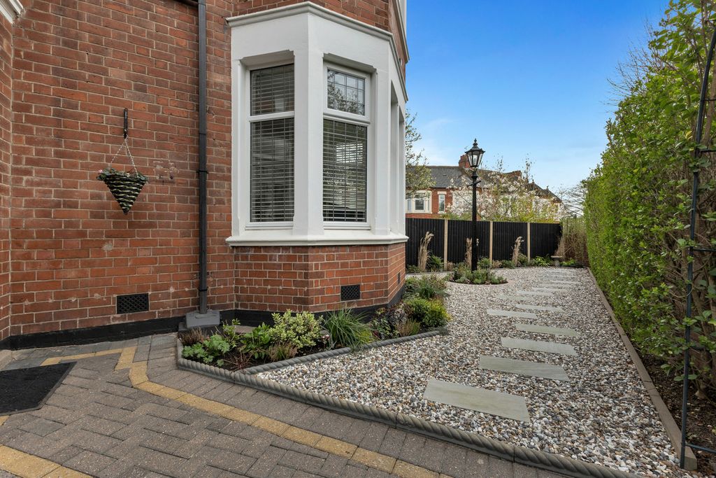 Property photo 2 of 35