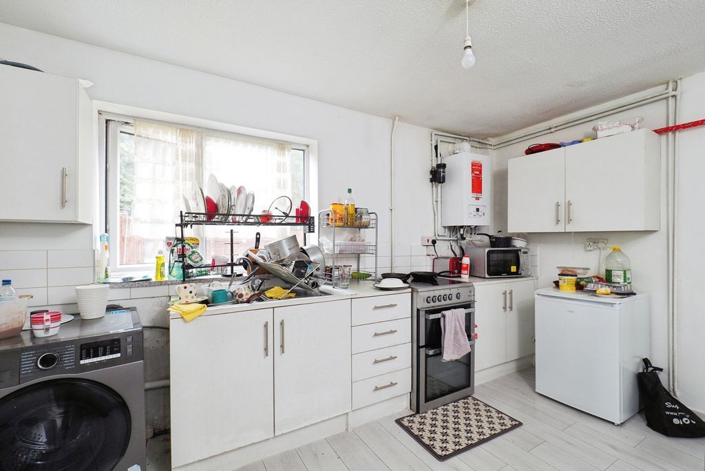 Property photo 3 of 16 Fitted Kitchen