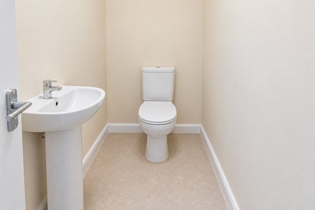 Property photo 3 of 6 Doenstairs WC