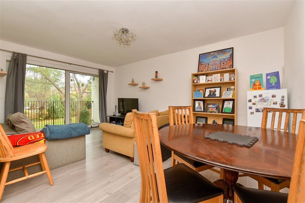 Property photo 2 of 11 Lounge