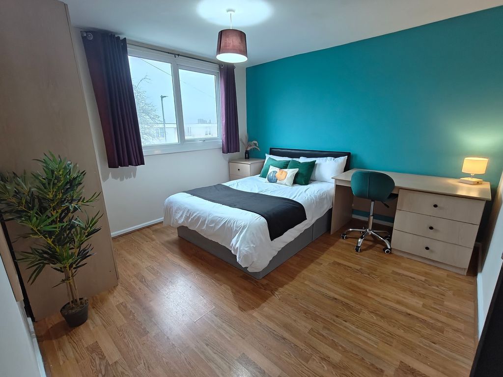 Property photo 1 of 10 Bright Bedroom With Desk, Storage And Teal Feature...