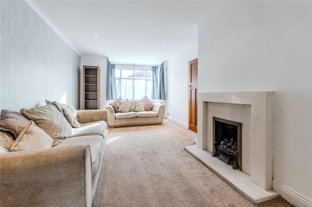 Property photo 2 of 17 Lounge