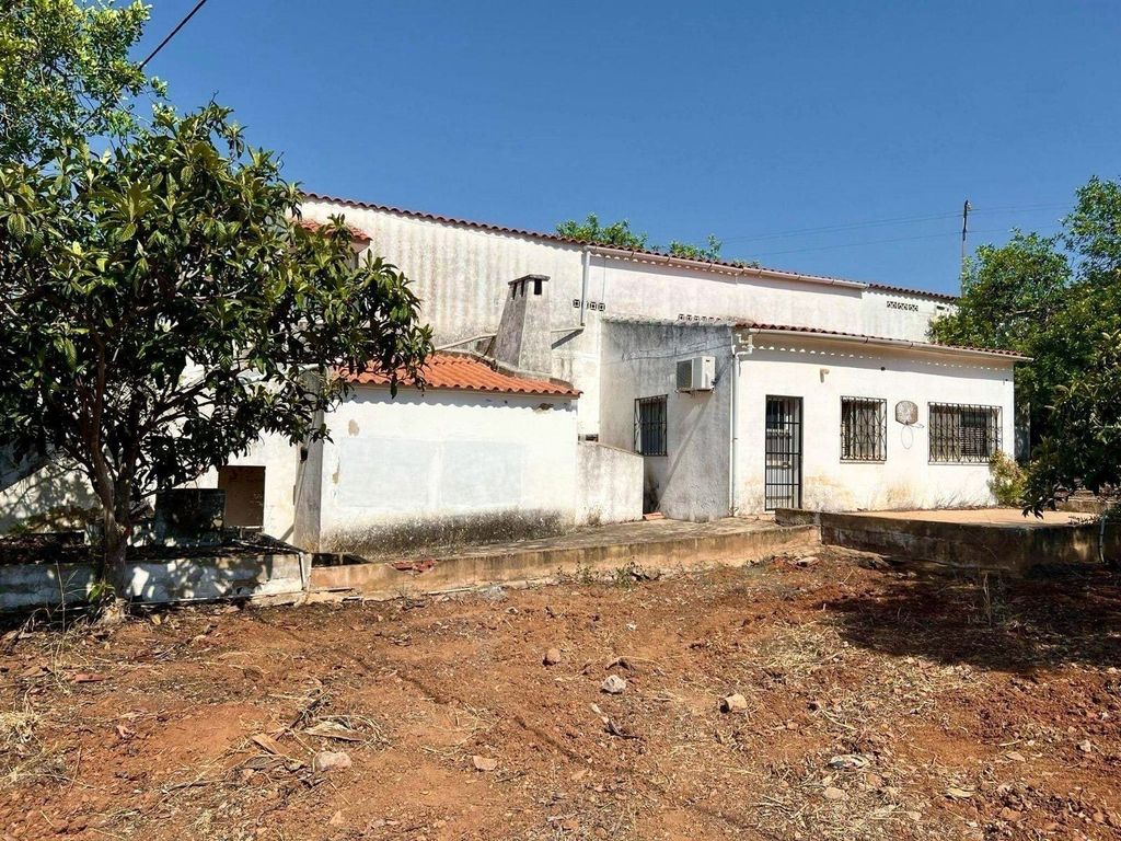 Property photo 1 of 15 Villa Located In A Quiet Residential Area Between Vilamoura And Loulé.