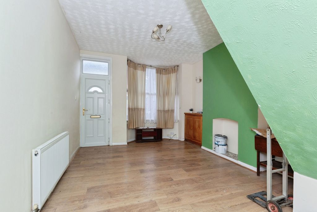 Property photo 2 of 16 Lounge