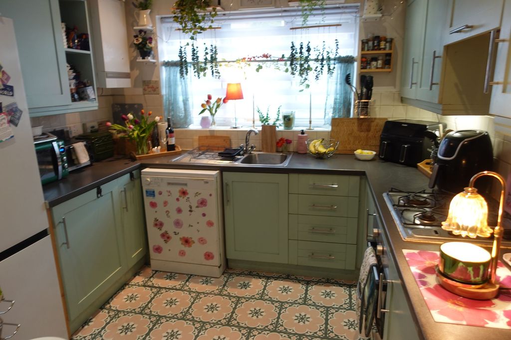 Property photo 3 of 14 Kitchen