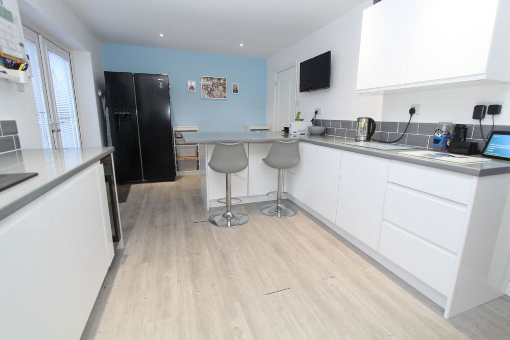 Property photo 3 of 25