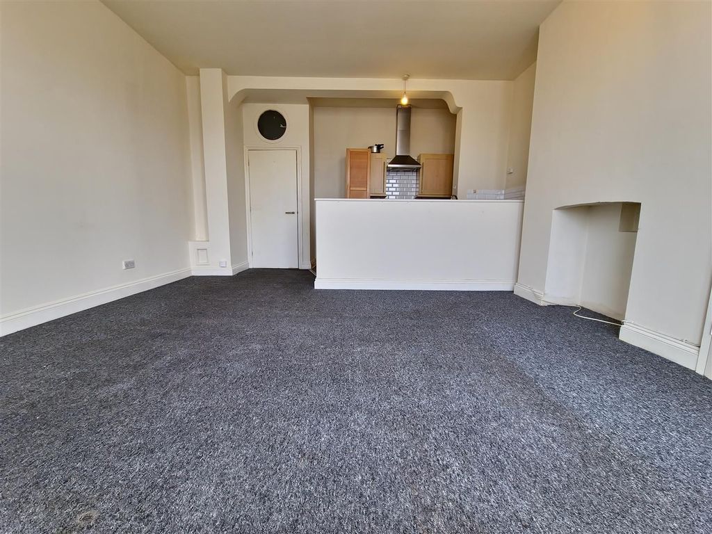 Property photo 3 of 18 Flat 2