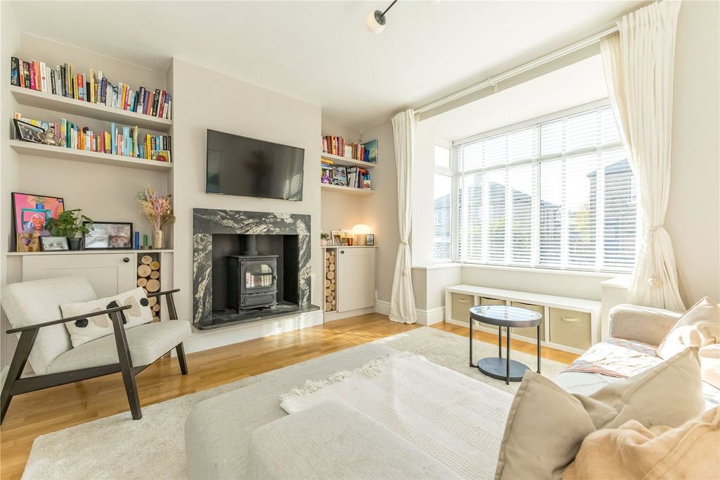 Property photo 2 of 22 Lounge