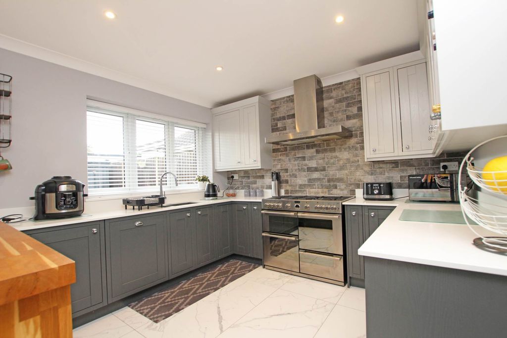 Property photo 2 of 26