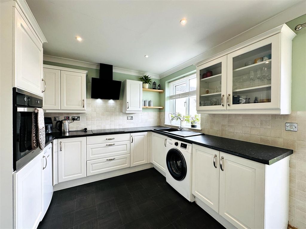 Property photo 2 of 17 Kitchen