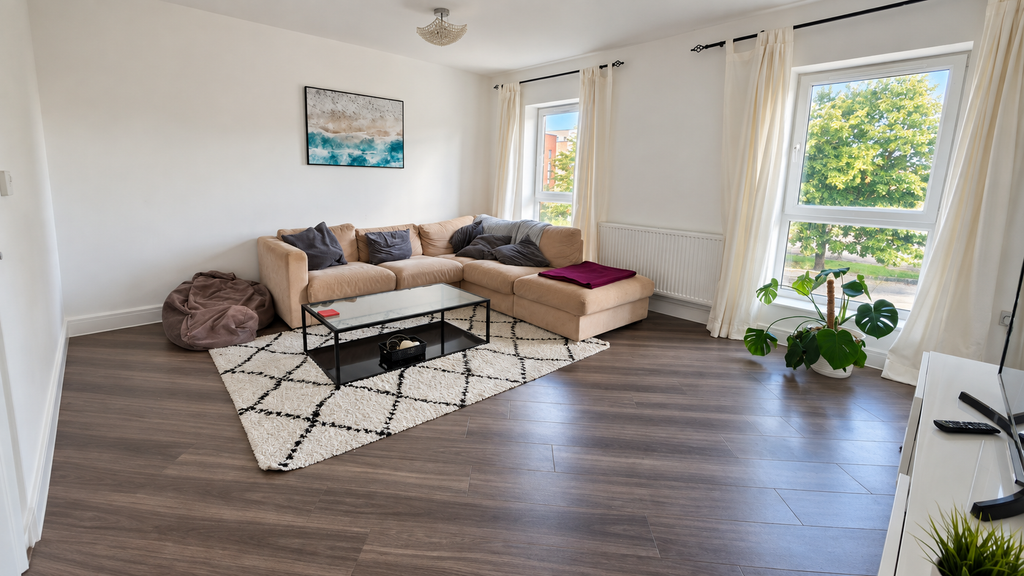 Property photo 3 of 19 Lounge