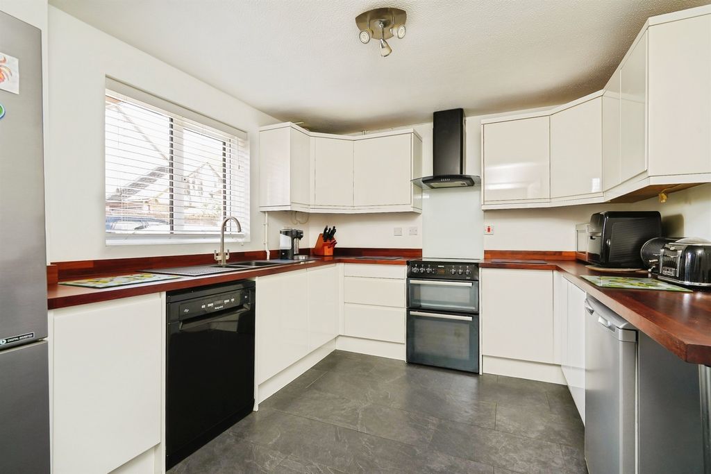 Property photo 2 of 40