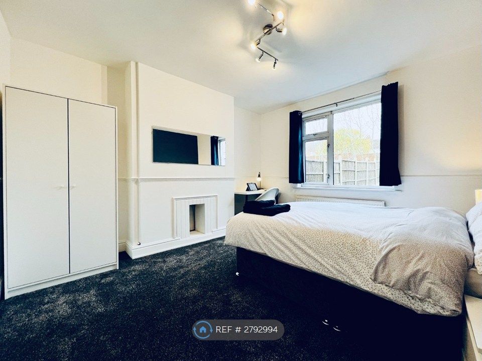 Property photo 3 of 15 Large Double Bedroom
