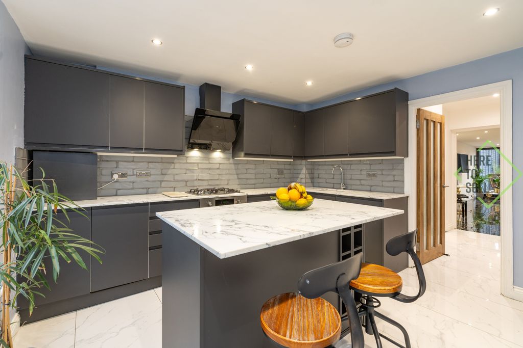 Property photo 1 of 18 27 Lodge Lane N12 8Jg-18