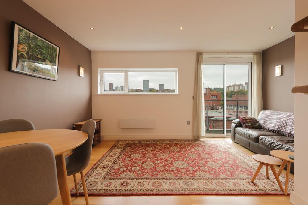 Property photo 3 of 19 Lounge