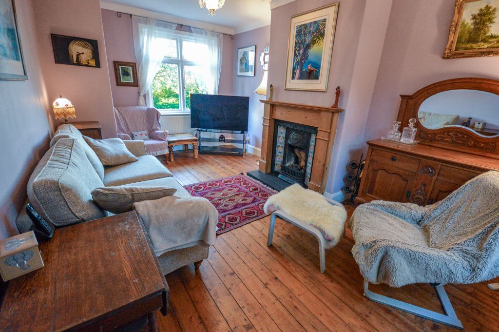 Property photo 3 of 18 Lounge