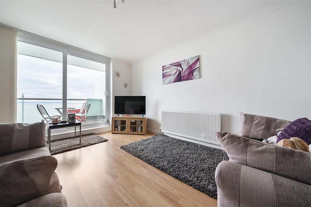 Property photo 2 of 16 Lounge