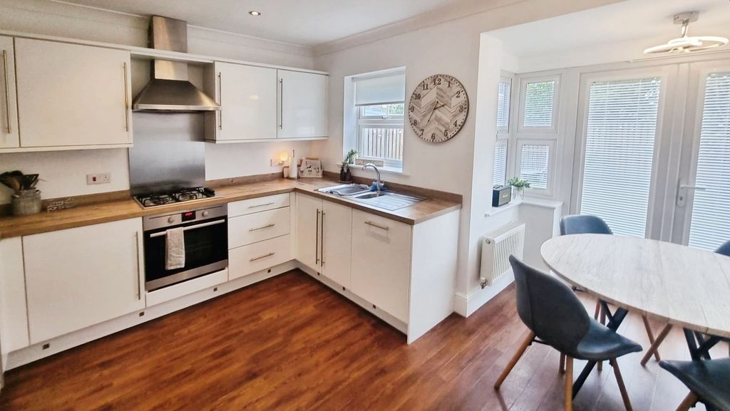 Property photo 2 of 16 Pbox-Kitchen-337452.Jpg
