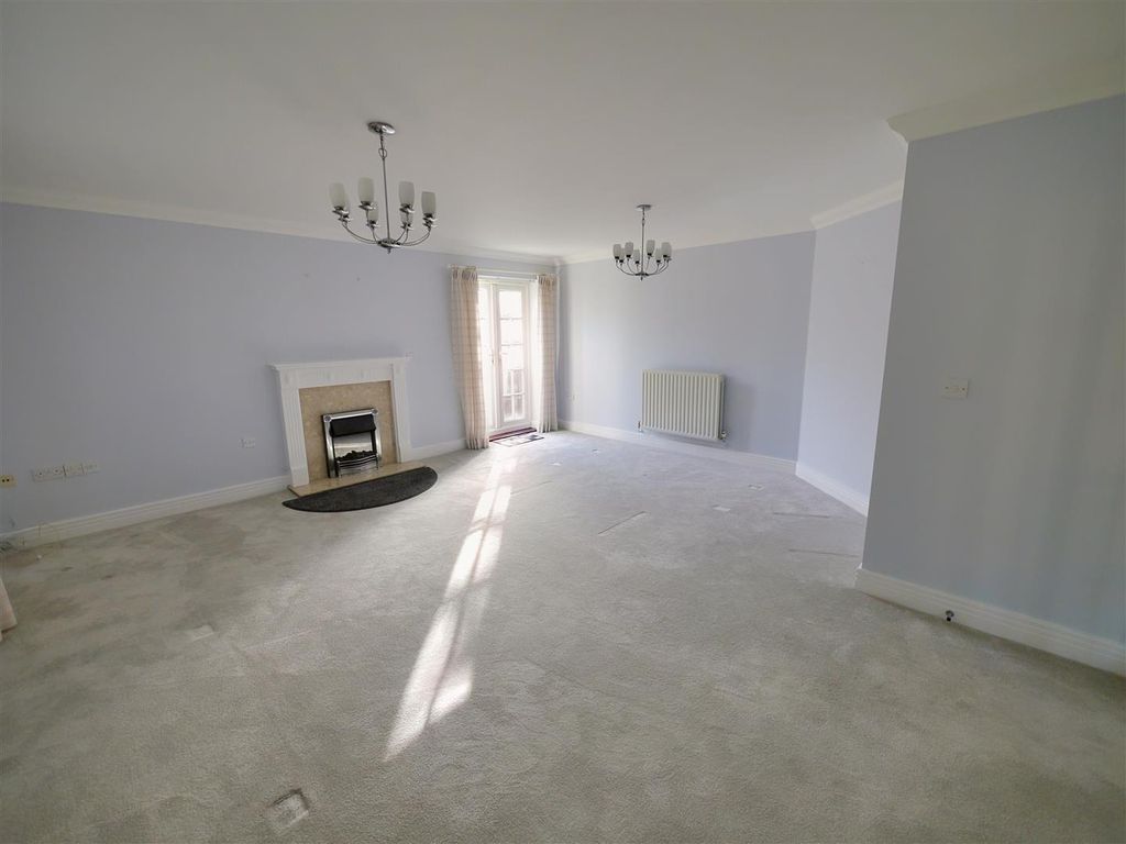 Property photo 3 of 17 Lounge