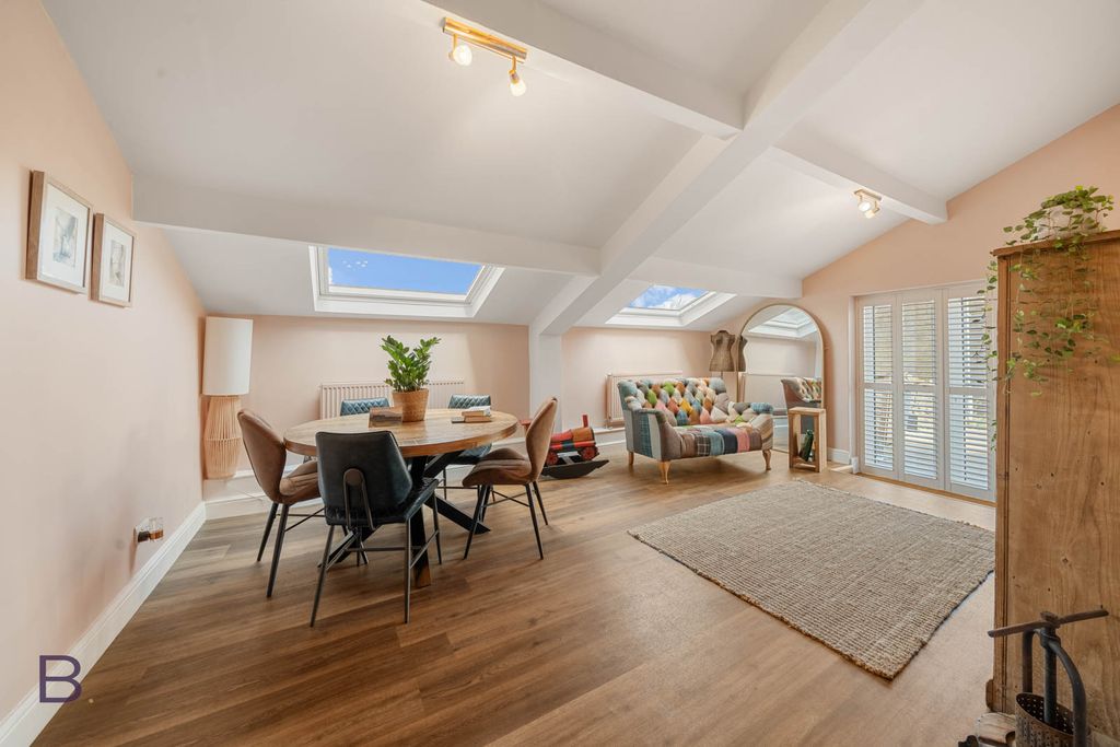 Property photo 2 of 31