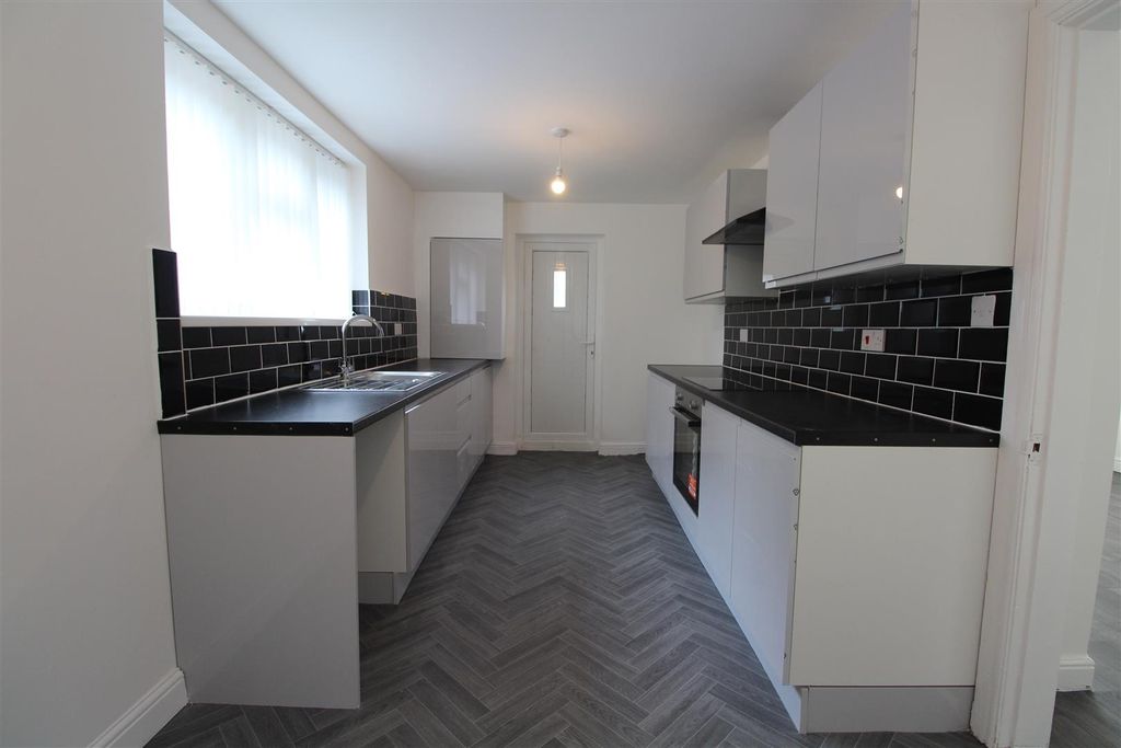 Property photo 3 of 11 Kitchen