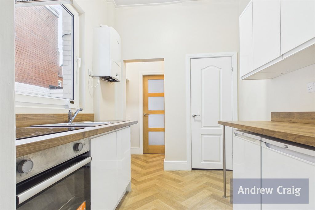 Property photo 3 of 14 Kitchen