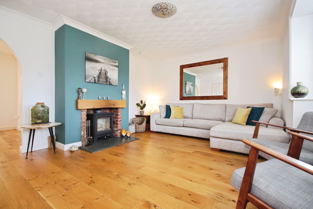 Property photo 2 of 27