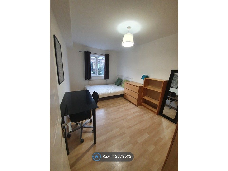 Property photo 3 of 7 Bedroom 1