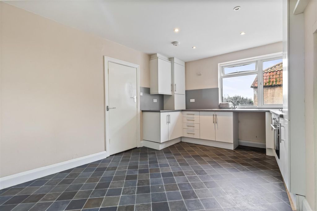 Property photo 3 of 11 Kitchen Diner