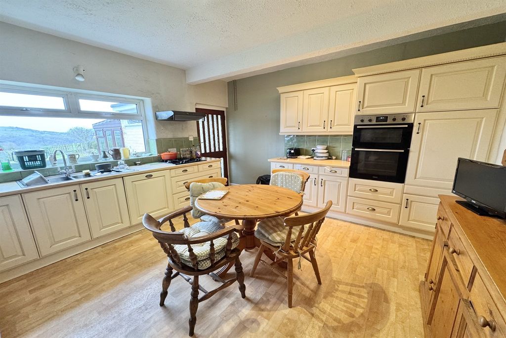 Property photo 3 of 15 Kitchen/Diner