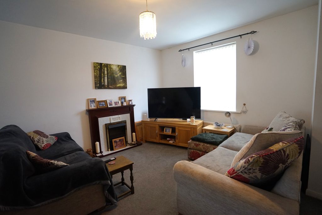 Property photo 2 of 11 Lounge 3
